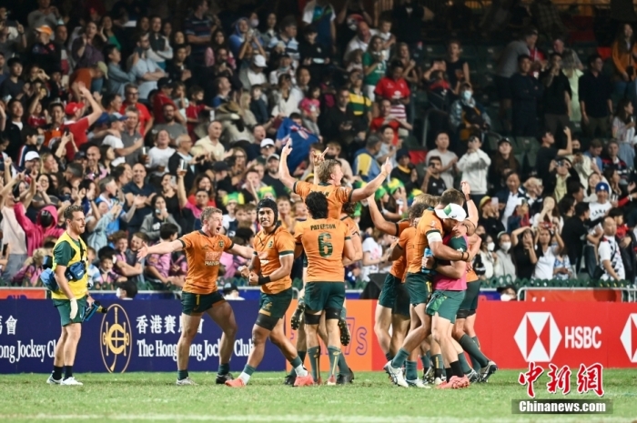 11月6日，香港國際七人欖球賽進行最后一天賽事，最終澳大利亞力壓斐濟奪得冠軍。圖為澳大利亞于決賽中獲勝一刻，球員互相慶祝。 <a target='_blank' href='/'>中新社</a>記者 李志華 攝