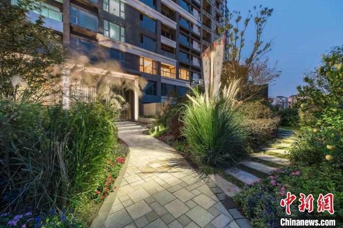 位于閔行區(qū)的一處屋頂花園，靈感來源于“天空之城”。　上海市綠化市容管理局供圖