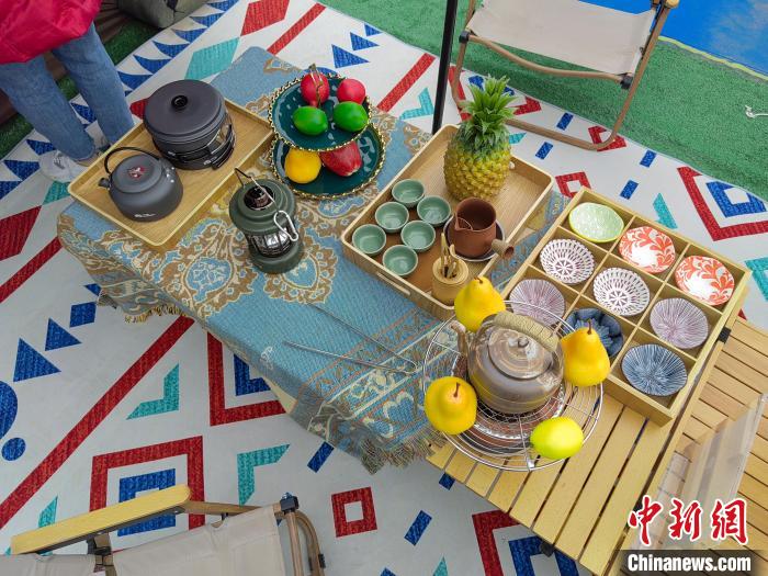 圖為正在展示的露營用品?！⒖÷?攝