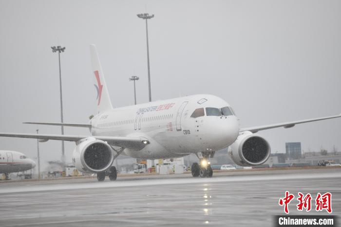 全球首架C919飛抵成都天府國際機(jī)場(chǎng)。　張浪 攝