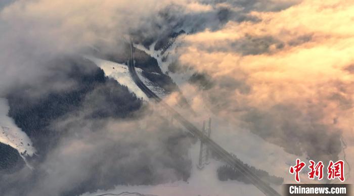 吳宏坤拍攝的新疆伊犁果子溝大橋。　吳宏坤 攝