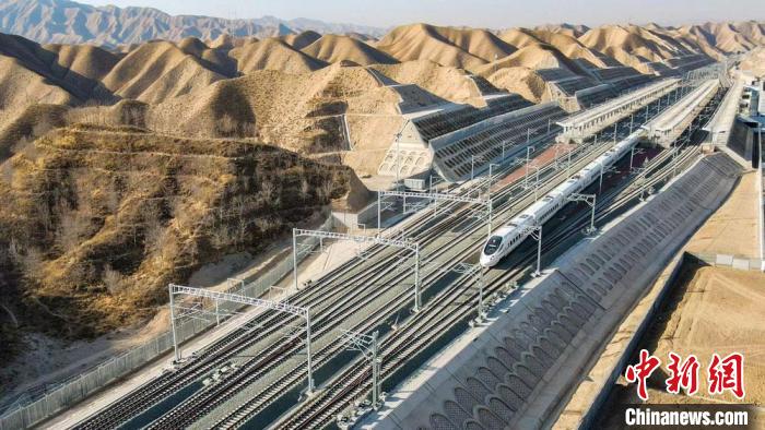 圖為銀蘭高鐵線上試運營的動車。(資料圖) 張博行 攝