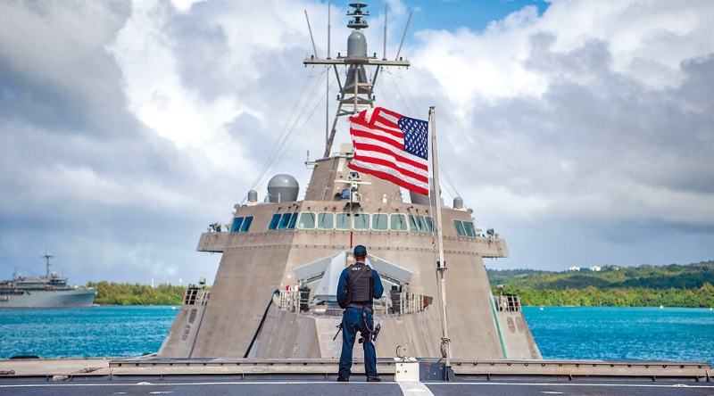 美國《2023財年國防授權(quán)法案》規(guī)定，對臺軍援必須以貸款形式提供，且要求臺灣須在12年內(nèi)償還。圖為關(guān)島阿普拉港獨立級濱海戰(zhàn)斗艦查爾斯頓號（LCS 18）士兵站在飛行甲板上監(jiān)視。（摘自美國海軍官網(wǎng)）.jpg