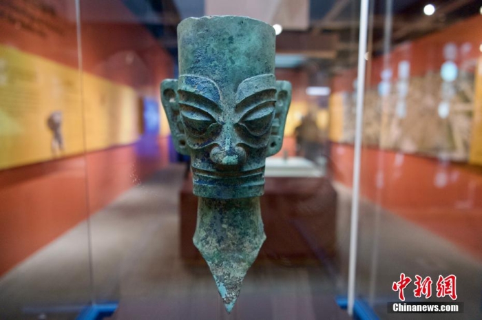 12月29日下午，香港特區(qū)政府古物古跡辦事處在九龍尖沙咀九龍公園香港文物探知館舉行“金沙之光——古蜀文明展”開幕儀式，展覽展出70多件四川省成都金沙及廣漢三星堆遺址出土的珍貴國(guó)家文物，并以7件香港考古文物與金沙遺址的出土文物作比對(duì)，展現(xiàn)中華古代文明起源的“多元一體性”。圖為四川廣漢三星堆遺址出土的銅人頭像。 李志華 攝