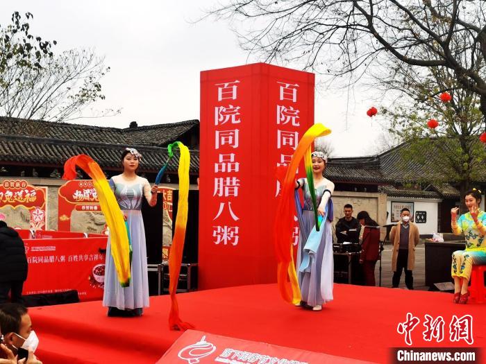 活動(dòng)現(xiàn)場(chǎng)節(jié)目表演?！⊥醪?攝