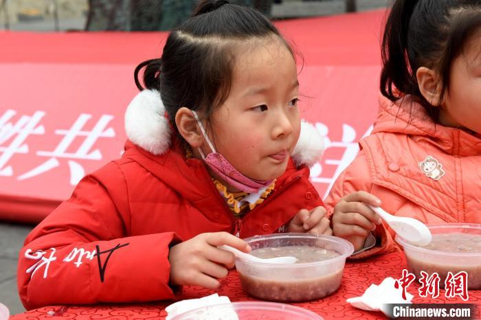 小朋友正在品嘗美味的臘八粥?！⊥醪?攝