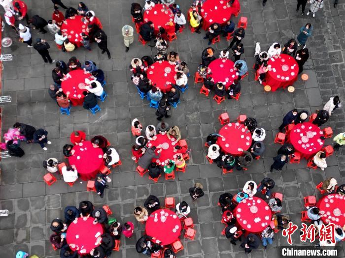 游客市民齊聚在一起，共品臘八粥。　王波 攝