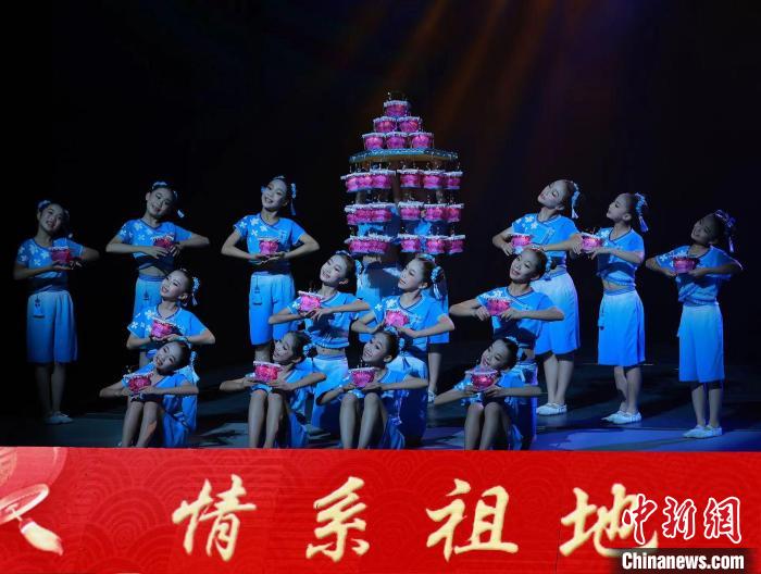 少兒舞蹈《芷溪花燈》。　龍巖市融媒體中心供圖