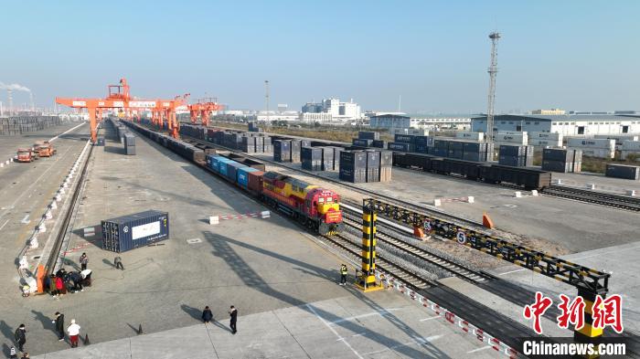 西部陸海新通道鐵海聯(lián)運班列2022年集裝箱運輸增近兩成