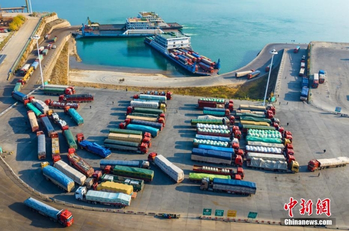 資料圖：2022年12月下旬，長(zhǎng)江三峽西陵峽段，江面船只往來(lái)穿梭，滾裝碼頭全天候作業(yè)。圖為繁忙的秭歸滾裝碼頭。鄭家裕 攝