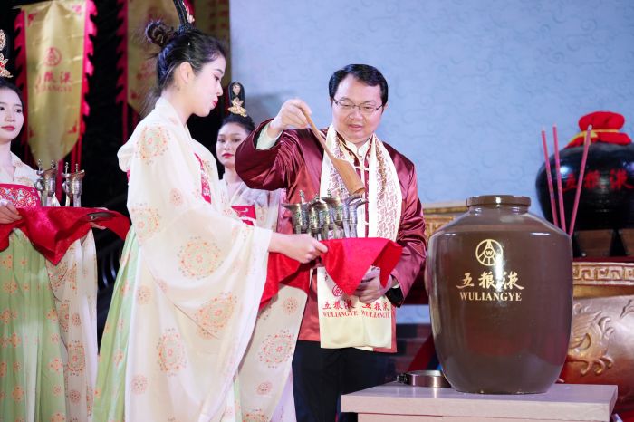 6-曾從欽董事長開啟祭祀酒壇，進行分酒