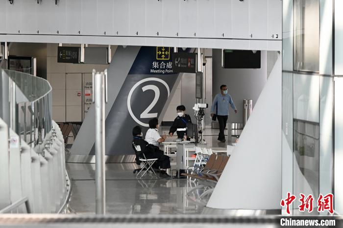 12月30日，港鐵表示正準備恢復(fù)前往內(nèi)地路線站點，包括東鐵線往羅湖及落馬洲；高鐵列車則自1月3日起試運行，讓系統(tǒng)和車長在正式通關(guān)前熟悉運作。圖為職員于高鐵西九龍站內(nèi)工作。 <a target='_blank' href='/'>中新社</a>記者 李志華 攝