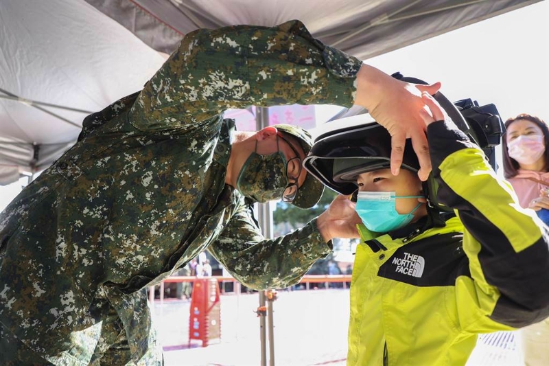 傳行政院規(guī)畫讓兒童學(xué)習(xí)戰(zhàn)備能力一事引發(fā)爭議。圖為國軍赴花蓮縣吉安鄉(xiāng)公所辦活動。（圖／取自全民國防教育專頁）