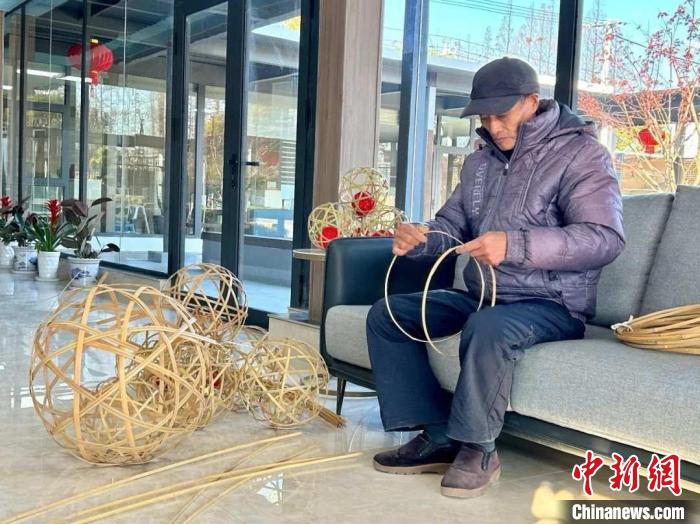 周四玉制作滾燈 海鹽縣傳媒中心供圖 周四玉制作滾燈 海鹽縣傳媒中心供圖