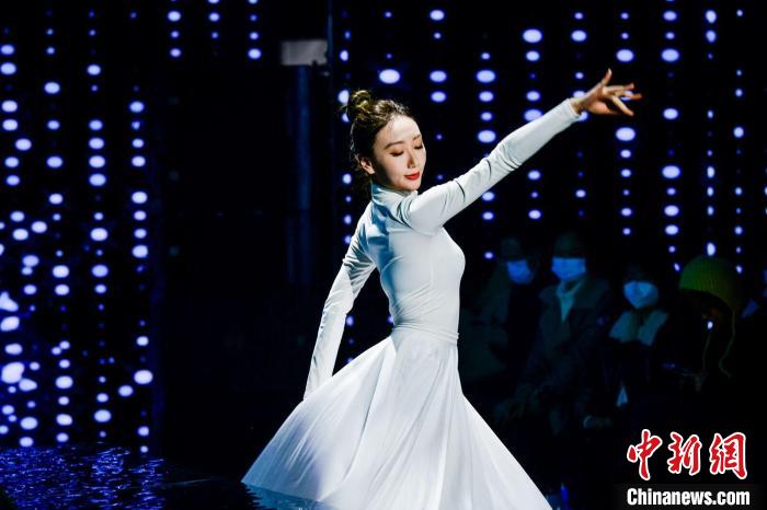 舞蹈藝術(shù)與視覺(jué)藝術(shù)相融合?！↓埡虡I(yè)供圖