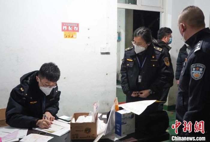 警方聯(lián)合市場(chǎng)監(jiān)管部門查處假冒N95口罩窩點(diǎn)?！⊥]公安 供圖