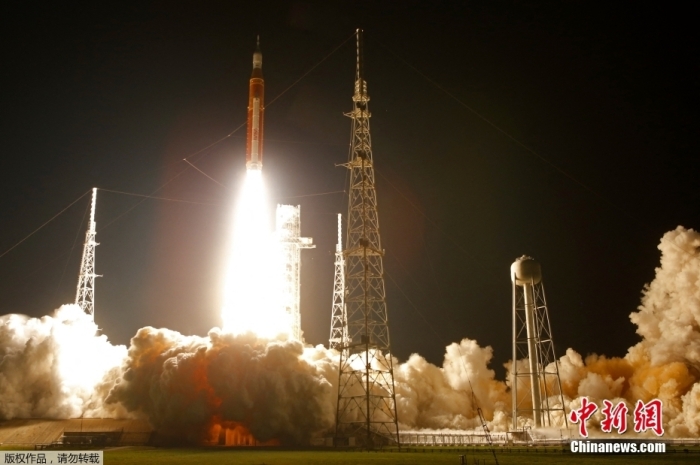 當(dāng)?shù)貢r(shí)間11月16日凌晨，搭載“獵戶座”飛船的巨型探月火箭“太空發(fā)射系統(tǒng)”從美國佛羅里達(dá)州肯尼迪航天中心發(fā)射升空，開啟“阿耳忒彌斯1號”無人繞月飛行測試任務(wù)。