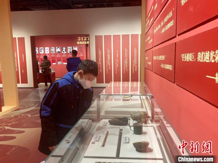 圖為學(xué)生參觀《人民的勝利——淮海戰(zhàn)役紀(jì)念館革命文物精品展》?！⌒戽?攝