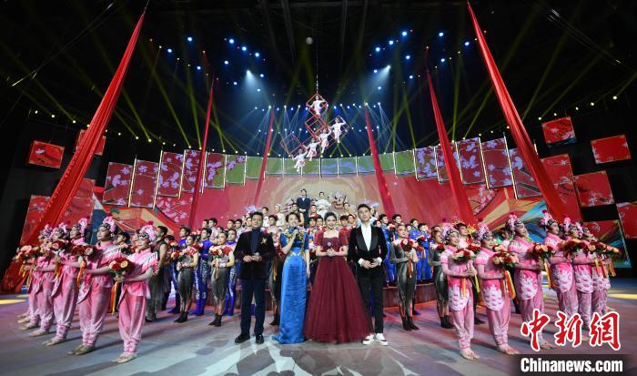 圖為2023年中國雜技大聯(lián)歡錄制現(xiàn)場?！×赫赵?攝