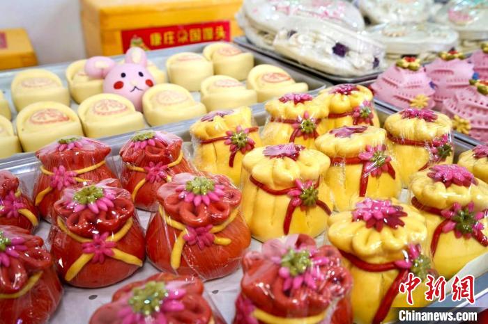 在臨清市康莊鎮(zhèn)黃河大集上，琳瑯滿目的花餑餑，讓年味十足?！⒓午?攝