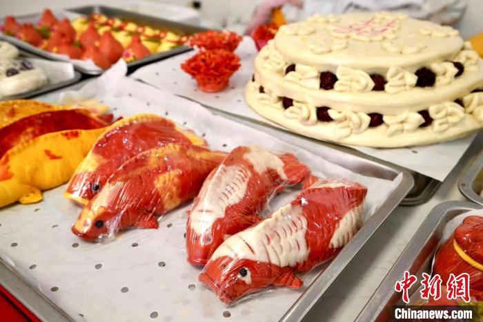 在臨清市康莊鎮(zhèn)黃河大集上，琳瑯滿目的花餑餑，讓年味十足。　劉嘉琦 攝