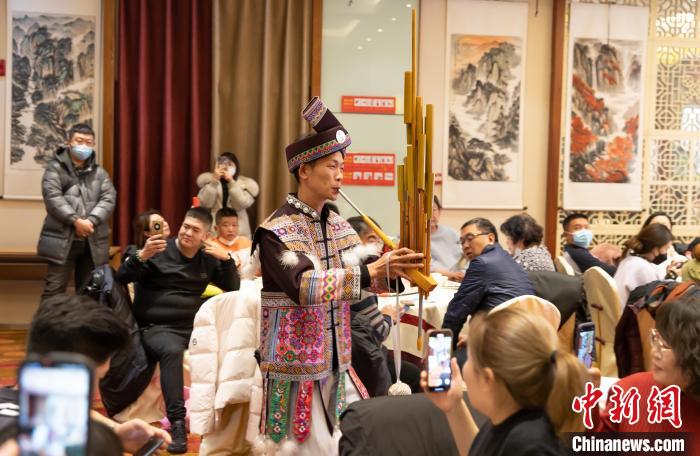 圖為廣西侗族同胞演奏蘆笙?！⊥踉谟?攝