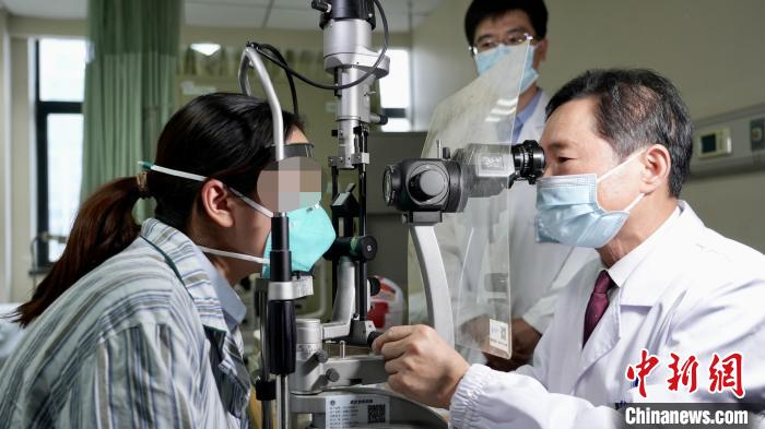 醫(yī)生為小琦檢查視力 劉坤維 攝