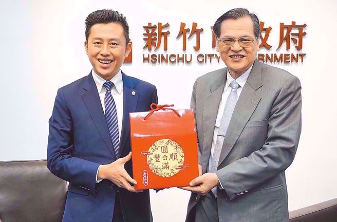 臺當(dāng)局安全部門負(fù)責(zé)人陳明通(右)竟堅定喊出，前新竹市長林智堅(左)抄襲案是冤案。（圖源：臺灣“中時新聞網(wǎng)”）