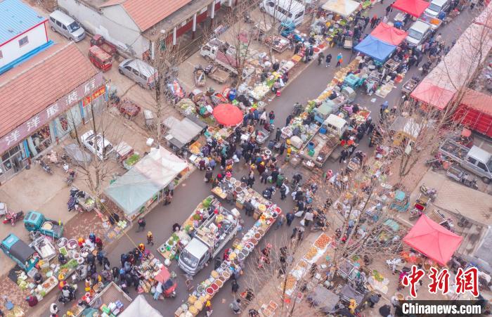 圖為日照夏莊大集?！￡惞饨?攝