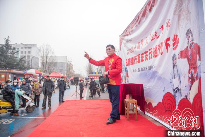 圖為周姑戲演出現(xiàn)場(chǎng)?！￡惞饨?攝