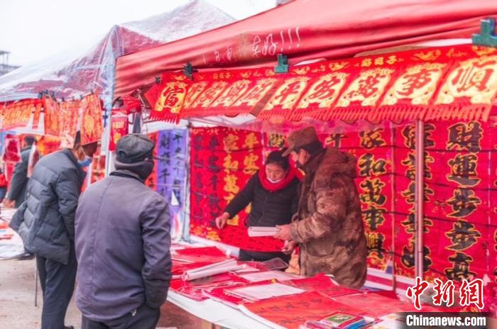 圖為民眾在購(gòu)買(mǎi)春聯(lián)?！￡惞饨?攝