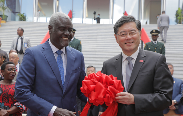 當?shù)貢r間2023年1月11日，外交部長秦剛在非盟總部同非盟委員會主席法基舉行中國同非盟第八次戰(zhàn)略對話。