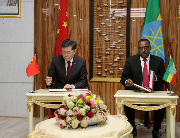 當?shù)貢r間2023年1月10日，外交部長秦剛同埃塞俄比亞副總理兼外長德梅克在亞的斯亞貝巴舉行會談。