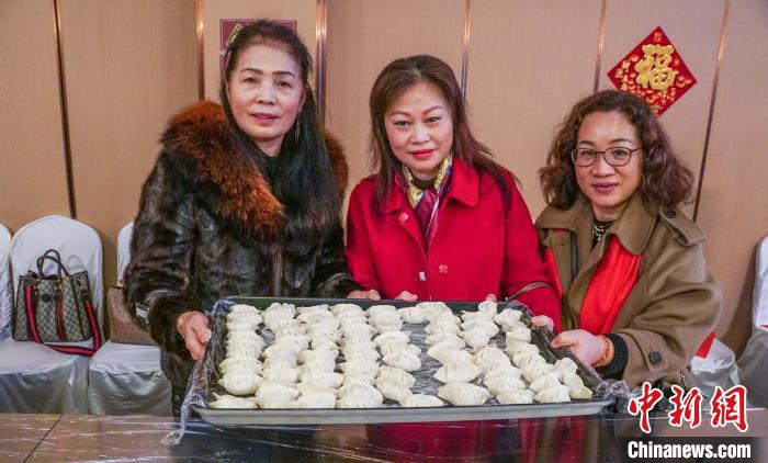 圖為臺(tái)胞在展示包好的餃子?！∈Y豐慧 攝