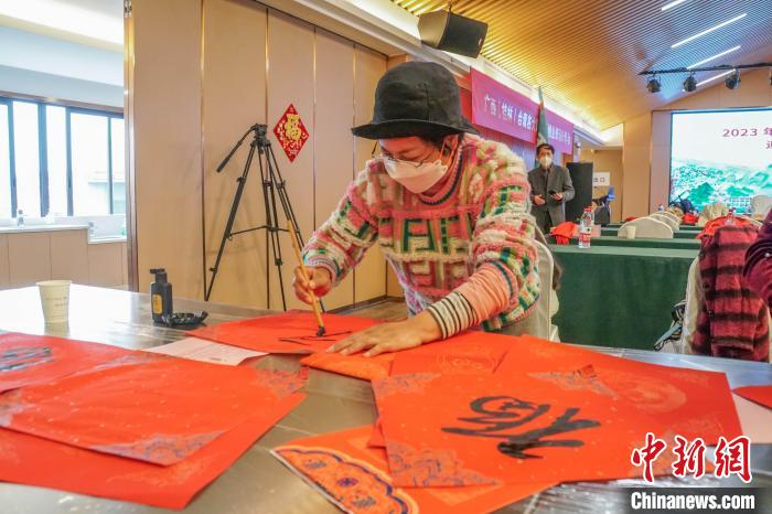 圖為臺(tái)胞在寫“?！弊?。　蔣豐慧 攝