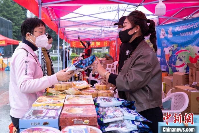 游客在購置年貨。　黃東華 　攝