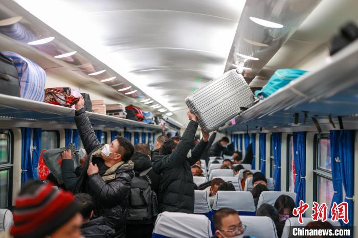 1月13日18時(shí)4分，K4019/20次列車(chē)從北京站開(kāi)出，這是今年春運(yùn)從北京開(kāi)出的首趟增開(kāi)普速列車(chē)?！?lt;a target='_blank' href='/'>中新社</a>記者 賈天勇 攝