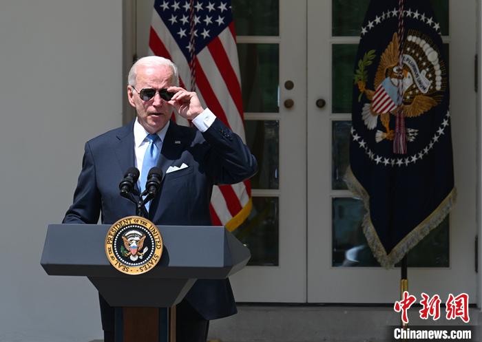 當(dāng)?shù)貢r(shí)間7月30日上午，美國(guó)總統(tǒng)拜登新冠檢測(cè)再次呈陽性。他此次沒有癥狀，但將采取隔離措施。資料圖為拜登7月27日解除隔離后在白宮發(fā)表講話。 <a target='_blank' href='/'>中新社</a>記者 陳孟統(tǒng) 攝