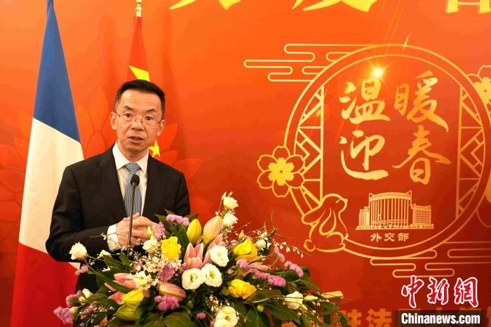 中國(guó)駐法國(guó)大使館13日晚舉辦“溫暖迎春”系列活動(dòng)，中國(guó)駐法國(guó)大使盧沙野致辭?！≈袊?guó)駐法國(guó)大使館 供圖
