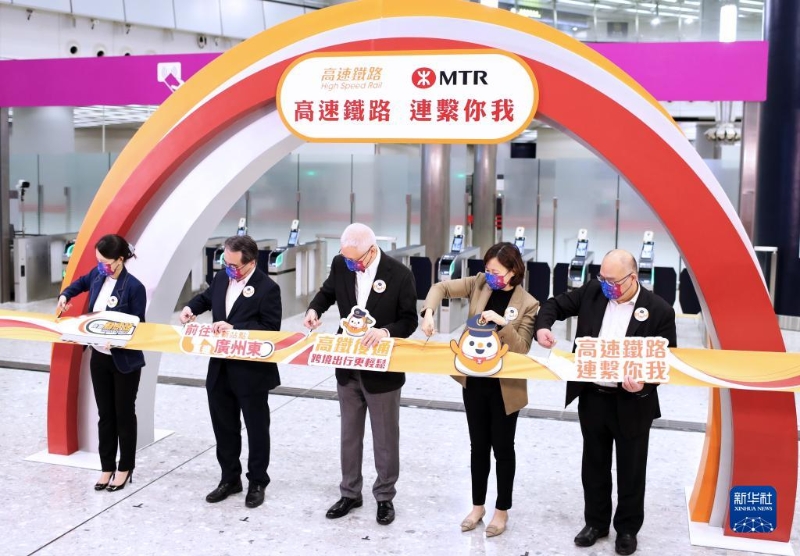 這是1月15日在香港西九龍站拍攝的高鐵恢復通車儀式現(xiàn)場。新華社記者 李鋼 攝