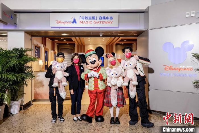 穿上賀年服飾的米奇老鼠現(xiàn)身西九龍高鐵站，等待內地賓客的到來?！≈鬓k方　攝