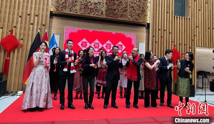 總領(lǐng)館全體館員為來賓演唱賀年金曲?！●R秀秀 攝