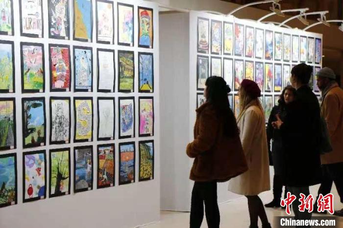 2022 UWEE盧浮宮國(guó)際藝術(shù)展當(dāng)?shù)貢r(shí)間14日在法國(guó)巴黎盧浮宮博物館內(nèi)德洛爾姆廳藝術(shù)展區(qū)舉行?！WEE 供圖