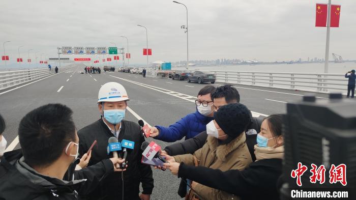 廈門翔安大橋建設者接受采訪。　楊伏山 攝