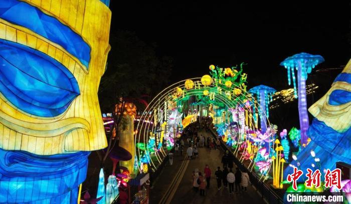 游人觀燈展?！∽载曃穆?供圖