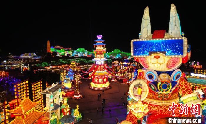 “千燈萌兔”燈組?！∽载曃穆?供圖