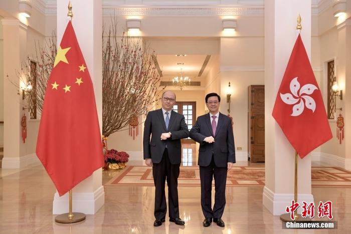 1月17日，中央人民政府駐香港特別行政區(qū)聯(lián)絡(luò)辦公室主任鄭雁雄（左）到禮賓府拜會香港特區(qū)行政長官李家超，向他致以新春祝福。 <a target='_blank' href='/'>中新社</a>記者 李志華 攝