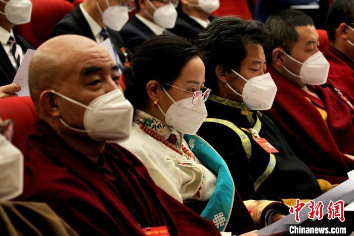 圖為政協(xié)委員參加青海省政協(xié)十三屆一次會(huì)議閉幕大會(huì)?！∑钤鲚?攝