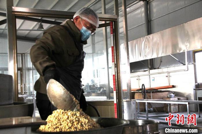 楊慶偉計(jì)劃擴(kuò)大生產(chǎn)規(guī)模，延伸產(chǎn)業(yè)鏈，讓“豆腐村”招牌越做越響，村民腰包越來越鼓?！￠L子縣融媒體中心提供