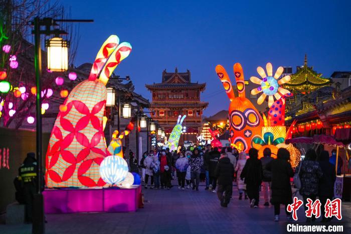 來自澳門藝術(shù)家設(shè)計的兔形花燈。　武俊杰 攝